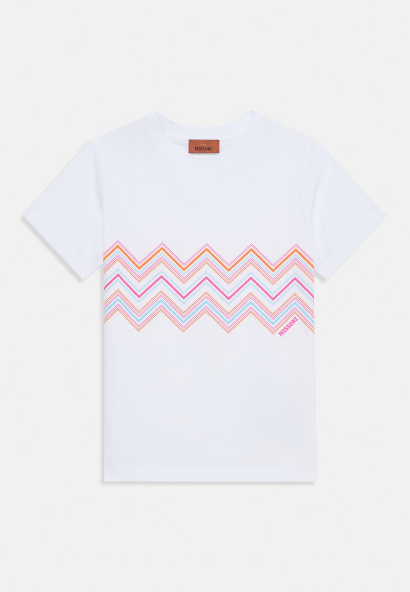 Vit bomull t-shirt med ett flerfärgat zigzag-mönster i rosa, orange och blått över bröstet. Inkluderar en märkesetikett på sidan.