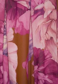 Květinová tkanina s velkými růžovými a fialovými květy na hnědém pozadí. Hladká textura se splývavými záhyby.