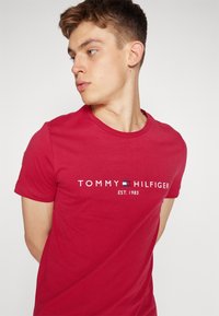 Tommy Hilfiger LOGO TEE - Apdrukāts T-krekls - royal berry