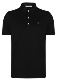 Černé polo tričko vyrobené z bavlny s klasickým límečkem, obsahující tři knoflíky a malé červené vyšívané logo ptáčka na hrudi.