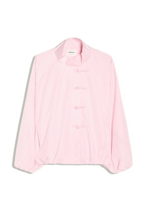Veste rose clair à manches longues avec un col montant et quatre fermetures à boutons noués en tissu sur le devant.
