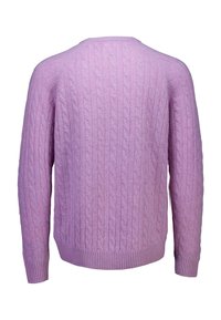 Lavendel kabelstickad tröja med ribbade ärmslut och fåll, med ett mönster av sammanflätade trådar, sedd bakifrån.