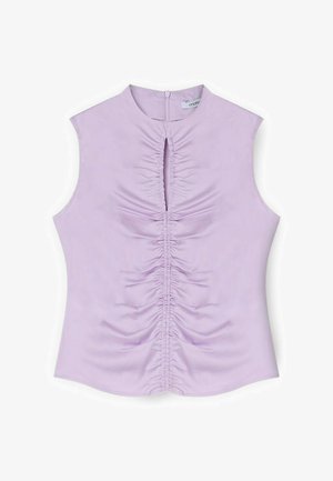 Ärmellose, hellviolette Bluse mit hohem Kragen, zentralem vertikalem Raffungselement und kleinem Ausschnitt vorne.