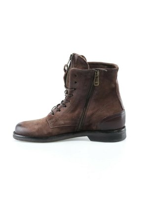 Bottine en daim marron avec fermeture éclair sur le côté et lacets devant, patte en cuir au talon et semelle noire basse, vue de côté.