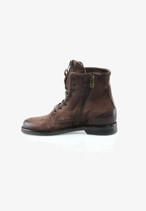 Bottine en daim marron avec fermeture éclair sur le côté et lacets devant, patte en cuir au talon et semelle noire basse, vue de côté.