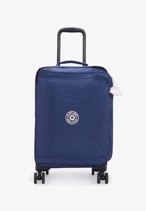 Granatowa miękka walizka typu soft-shell na czterech kółkach, z wysuwanym uchwytem, przednią kieszenią na zamek oraz małym białym pluszowym breloczkiem.