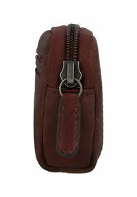 Portefeuille en cuir brun zippé avec une surface texturée, détail de fermeture éclair en métal et une boucle pour attache, présentant une forme rectangulaire compacte.