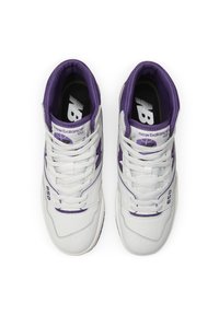 Bílé vysoké tenisky s fialovými akcenty, s hladkým koženým svrškem, polstrovaným límcem a silnými tkaničkami. Zahrnuje značku New Balance.