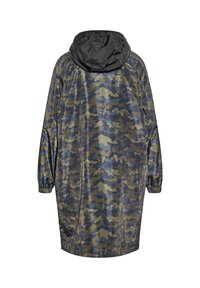 Camouflage regenjas in groen-, bruin- en zwarttinten. Voorzien van een capuchon en elastische manchetten. Glad, glanzend materiaal met een losse pasvorm.