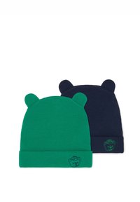 Dos gorros de punto: uno en verde con detalles de orejas de oso y un logo de oso bordado, y otro en azul marino con un diseño similar de orejas y logo.