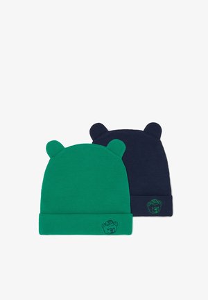Due cappelli beanie: uno in verde con dettagli a forma di orecchie d'orso e logo di un orso ricamato, e l'altro in blu navy con un design e un logo simili.