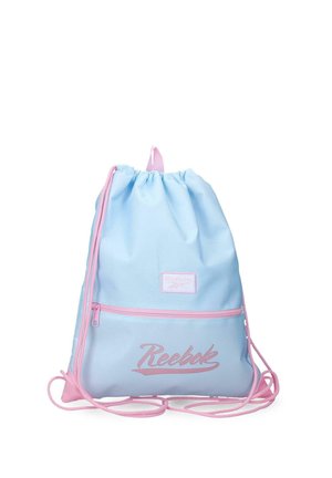 Mochila azul claro con cordón, detalles rosas, bolsillo delantero con cremallera y logo de Reebok en rosa sobre fondo blanco.