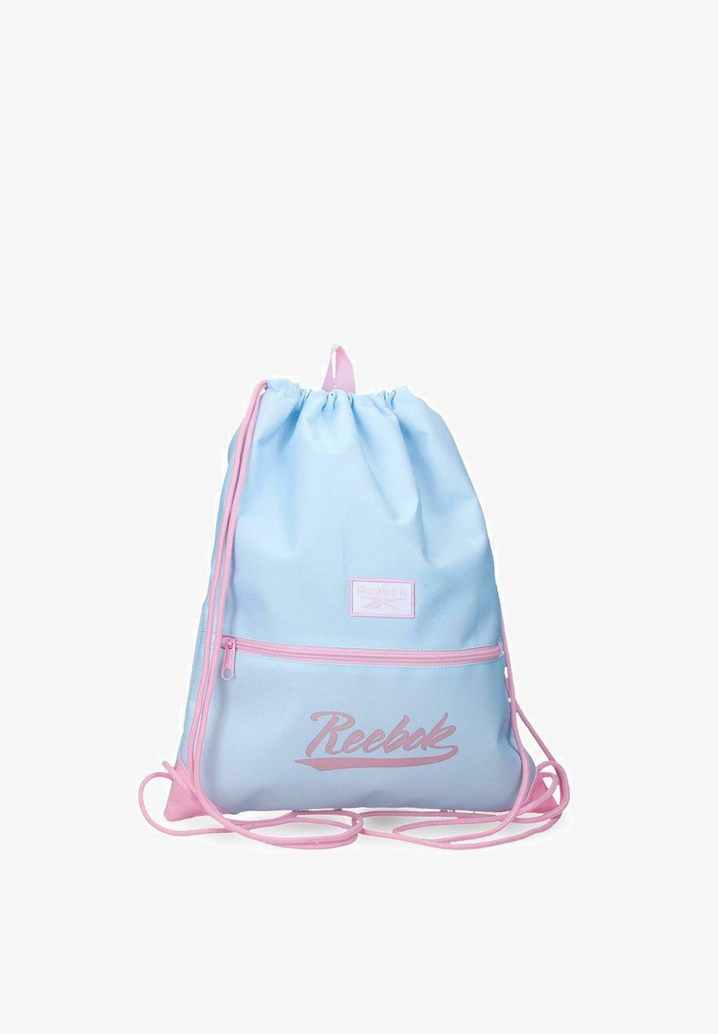 Mochila azul claro con cordón, detalles rosas, bolsillo delantero con cremallera y logo de Reebok en rosa sobre fondo blanco.