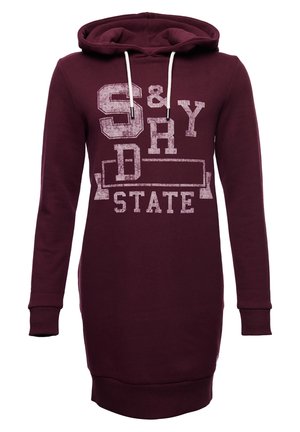 Robe à capuche bordeaux à manches longues avec cordons blancs et texte en bloc délavé "S & Y D STATE" sur le devant.
