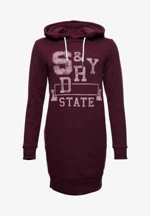 Robe à capuche bordeaux à manches longues avec cordons blancs et texte en bloc délavé "S & Y D STATE" sur le devant.