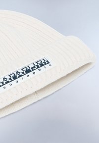 Cremefarvet ribstrikket beanie med ombuk, der har et rektangulært sort og hvidt "Napapijri geographic" logo-patch.