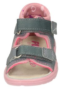 Graue und rosa offenherzige Sandalen mit zwei verstellbaren Riemen, gepolstertem Fußbett und Futter mit Herzmuster. Strapazierfähiges Material mit genähten Akzenten.