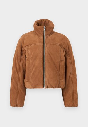 Chaqueta corta de ante sintético marrón con cuello alto, cremallera frontal y bolsillos laterales. Presenta un diseño minimalista con detalles de costura sutiles.