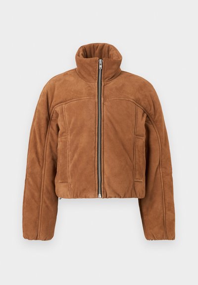 Veste courte en suédine marron avec col montant, fermeture éclair frontale et poches latérales. Présente un design minimaliste avec des détails de couture subtils.