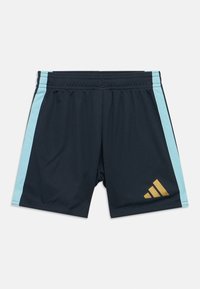 Σκούρο ναυτικό αθλητικό σορτς με ανοιχτό μπλε λωρίδες στο πλάι και χρυσό λογότυπο Adidas στο κάτω δεξί μέρος του ποδιού, ορατή ελαστική μέση.