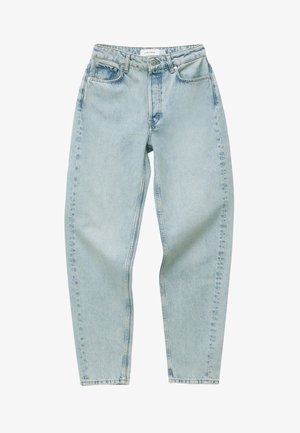 Vaqueros azul claro de talle alto y pierna recta, con cierre frontal de botón y cremallera, cinco bolsillos y detalles de lavado desgastado.