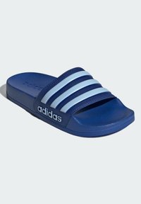 Chinelo azul com três riscas azul claras na parte superior. Feito de material texturizado, apresenta uma palmilha acolchoada e sola em borracha.