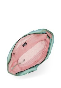 Große Tragetasche mit einer glatten, hellblauen Außenseite. Das Innere hat ein pinkfarbenes, gemustertes Futter, eine Reißverschlusstasche und Metallbeschläge.