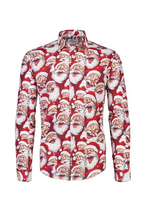 Camicia rossa a maniche lunghe con un motivo ripetuto di volti di Babbo Natale dei cartoni con barbe bianche e cappelli rossi su uno sfondo bianco.