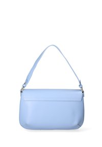 Lichtblauwe leren handtas met een zachte, afgeronde vorm. Voorzien van een enkele schouderriem en minimale stikseldetails langs de bovenrand.