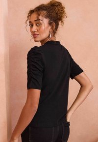 Love & Roses REGULAR FIT  - Apdrukāts T-krekls - black bow