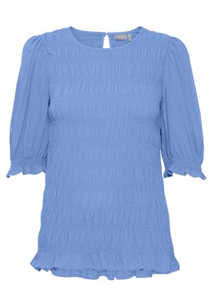 Blusa azul con textura recogida, cuello redondo, mangas abullonadas y dobladillo con volantes. Incluye una pequeña abertura en la parte posterior con forma de llave.