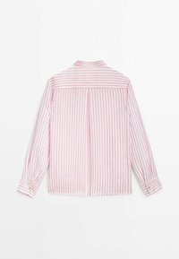 Chemise à manches longues boutonnée avec des rayures verticales et horizontales roses, vue de dos sur un fond blanc.