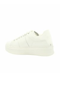 Sneaker in pelle bianca con punta rotonda, suola piatta e dettagli di cucitura sottili. Presenta occhielli in metallo e un logo sul tallone.