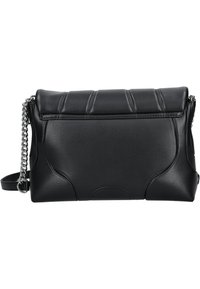 Borsa a tracolla nera in pelle con un design trapuntato e una tracolla in catena argentata. Presenta una chiusura con zip e dettagli cuciti sui lati.