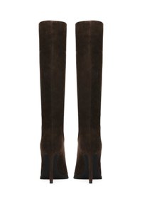 Kozačky po kolená v tmavej hnedej nubukovej koži s priliehavým strihom, stiletto podpätkami a hladkým povrchom, predvádzajúce elegantný, minimalistický štýl.