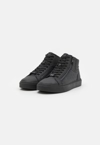 Czarne skórzane sneakersy za kostkę z wytłaczanym wzorem, sznurowanym zapięciem i bocznym zamkiem. Teksturowane akcenty po bokach i gumowa podeszwa.