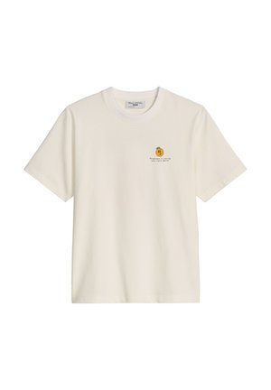 Off-white kurzärmeliges T-Shirt mit kleinem orangefarbenen Fruchtmotiv und Text auf der linken Brust, Rundhalsausschnitt, Marc O'Polo Denim Etikett im inneren Kragen.