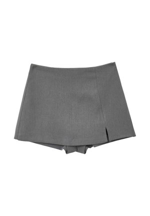 Jupe-culotte grise ajustée avec une fente à l'avant, combinant le design de shorts et de jupe, fabriquée dans un tissu lisse.