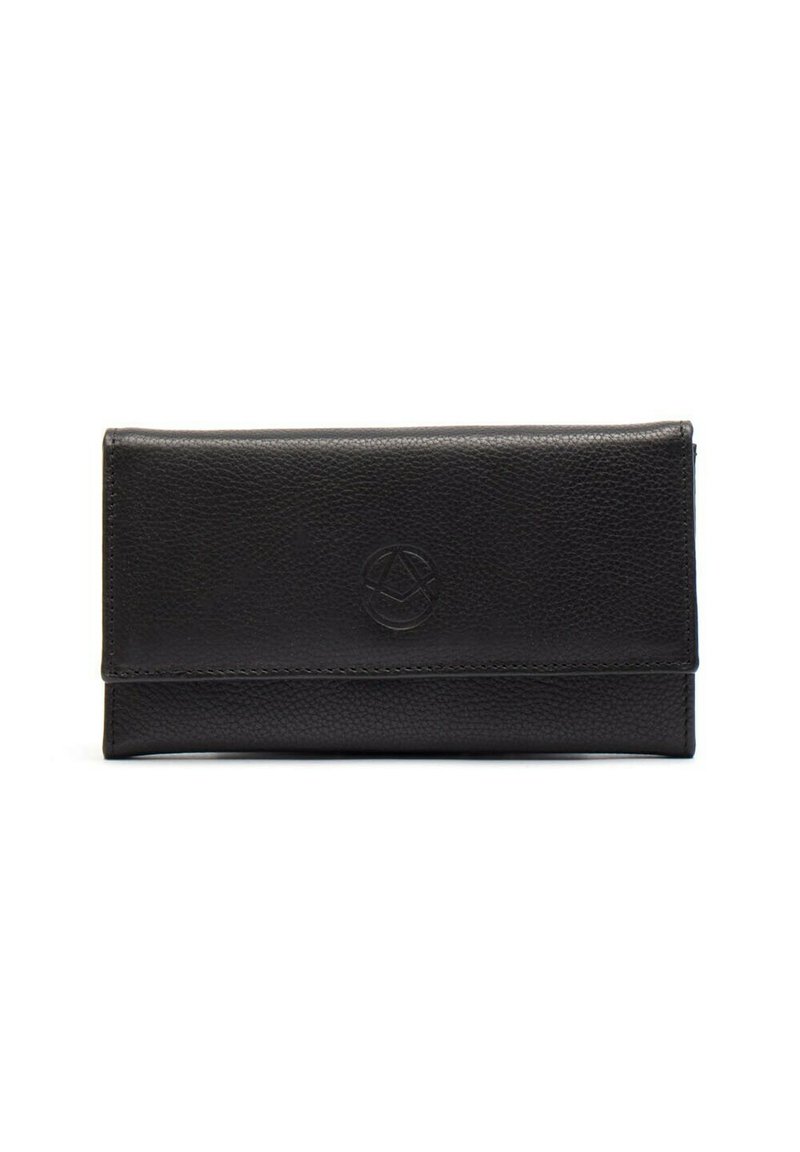 Portafoglio in pelle nera con texture a granuli, forma rettangolare e logo impresso sul davanti. Presenta una chiusura con pattina pieghevole.
