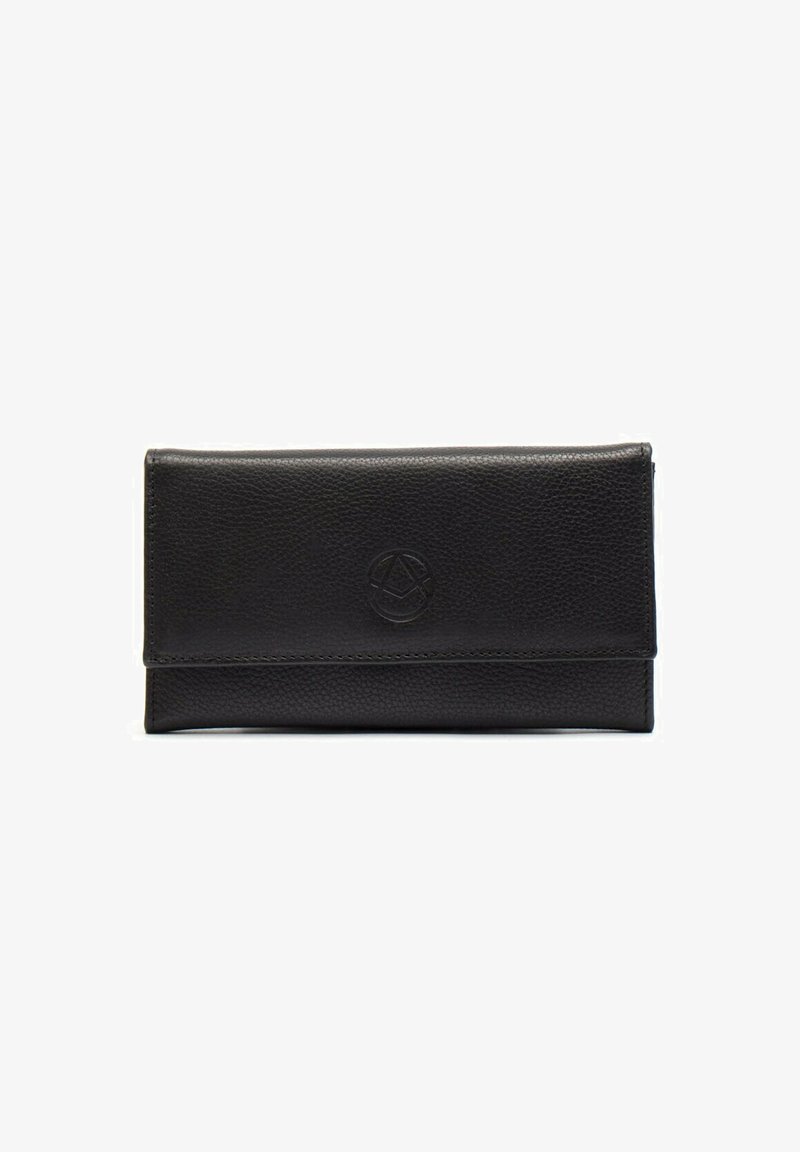 Portafoglio in pelle nera con texture a granuli, forma rettangolare e logo impresso sul davanti. Presenta una chiusura con pattina pieghevole.