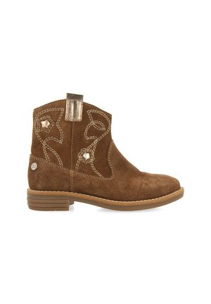 Stivali ankle in suede marrone con motivi a stella e ricami a spirale, dettaglio metallico e tacco basso impilato. Cerniera laterale per una facile calzata.