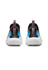 Scarpe da atletica nere e blu con suola bianca, dotate di una suola in gomma testurizzata e linguette del tallone multicolori per una facile vestibilità.