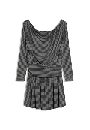 Hosszú ujjú, sötétszürke ruha vízszintes világosszürke csíkokkal, redőzött nyakkivágással, szabott derékkal és bővülő szoknyával.