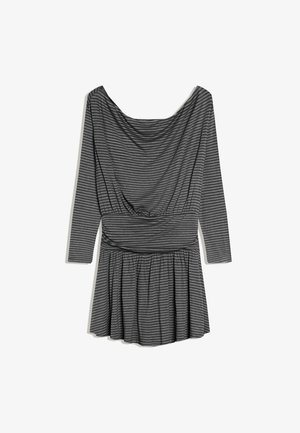 Hosszú ujjú, sötétszürke ruha vízszintes világosszürke csíkokkal, redőzött nyakkivágással, szabott derékkal és bővülő szoknyával.