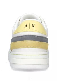 Sneaker bianca con colletto imbottito, caratterizzata da strisce in suede gialle e grigie. Accenti texturizzati e suola piatta bianca. Marca: A|X.