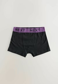 Svarta boxershorts med ett lila elastiskt midjeband där ordet "NEXT" är tryckt i svart. Slät yta och åtsittande design.