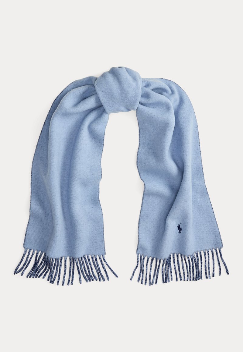 Sciarpa di lana azzurro chiaro con estremità sfrangiate e logo blu scuro ricamato vicino a un bordo, mostrata annodata su sfondo bianco.