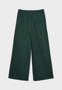 Dunkelgrüne weite Hose mit Gürtelschlaufen, flachem Bund und ohne sichtbare Taschen, auf einem hellgrauen Hintergrund präsentiert.