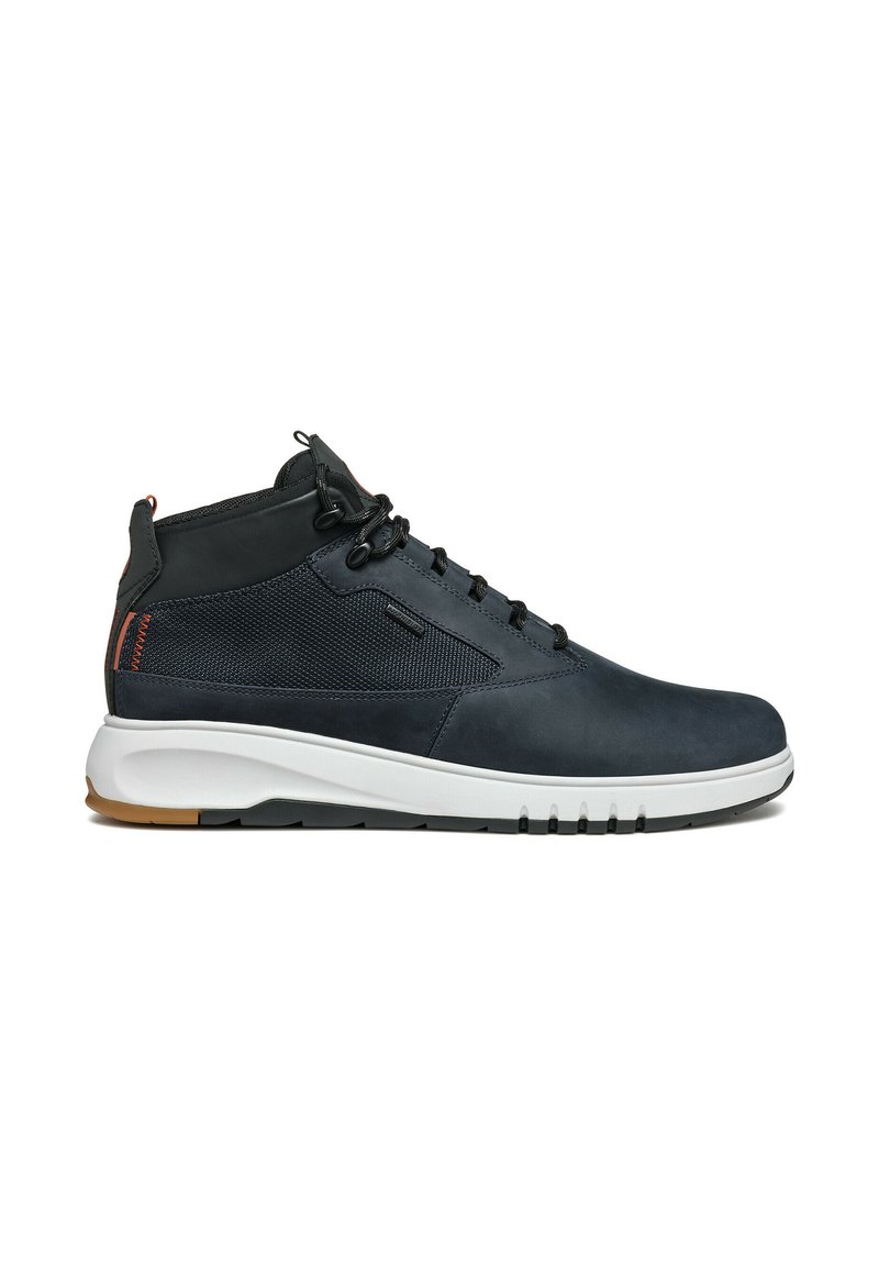 Scarpe high-top navy realizzate in pelle e rete, con suola bianca, accenti neri e una superficie testurizzata con chiusura a lacci.