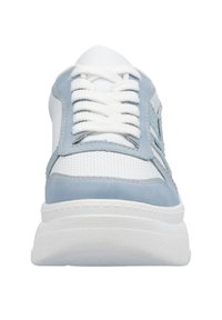 Baskets avec un bout arrondi, tige en maille blanche, accents en cuir suédé bleu, détails perforés et lacets blancs sur une épaisse semelle blanche.